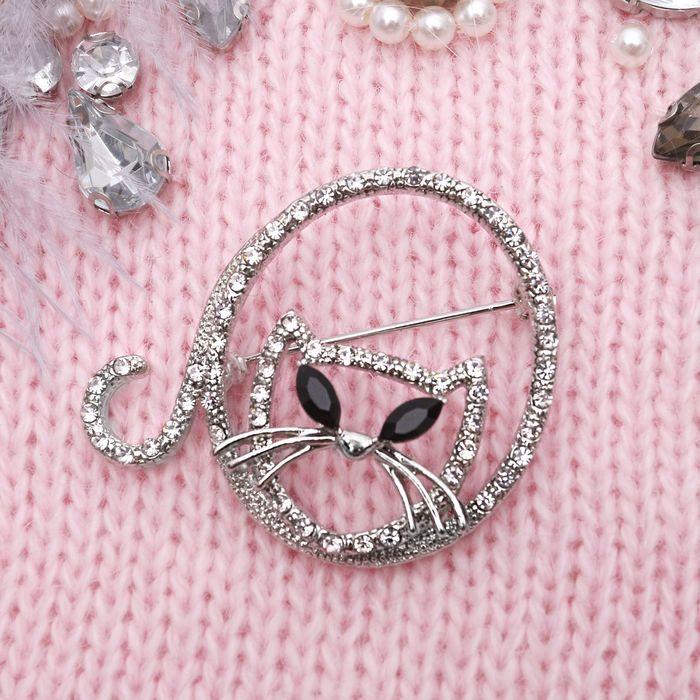 Брошь "Кот клубочком", цвет белый в серебре