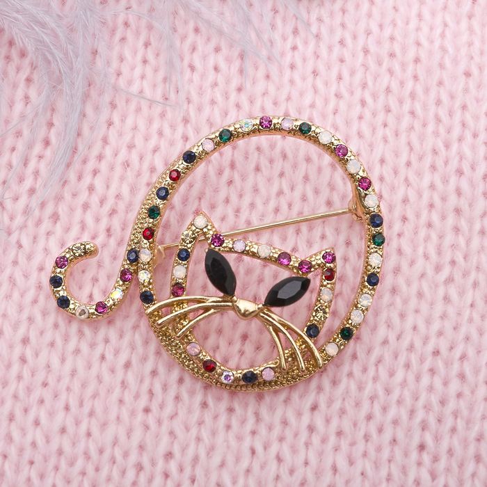 Брошь "Кот клубочком", разноцветная в золоте