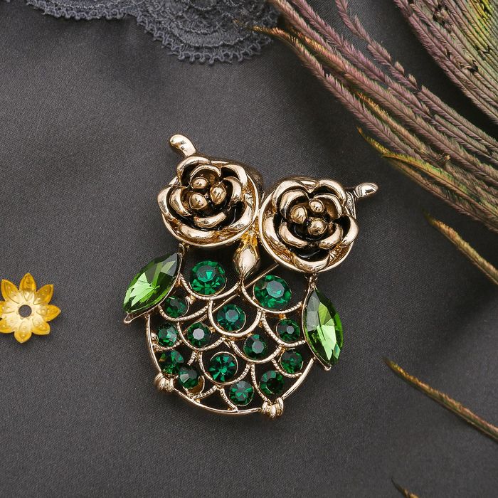 Брошь "Сова лесная", цвет зеленый в золоте