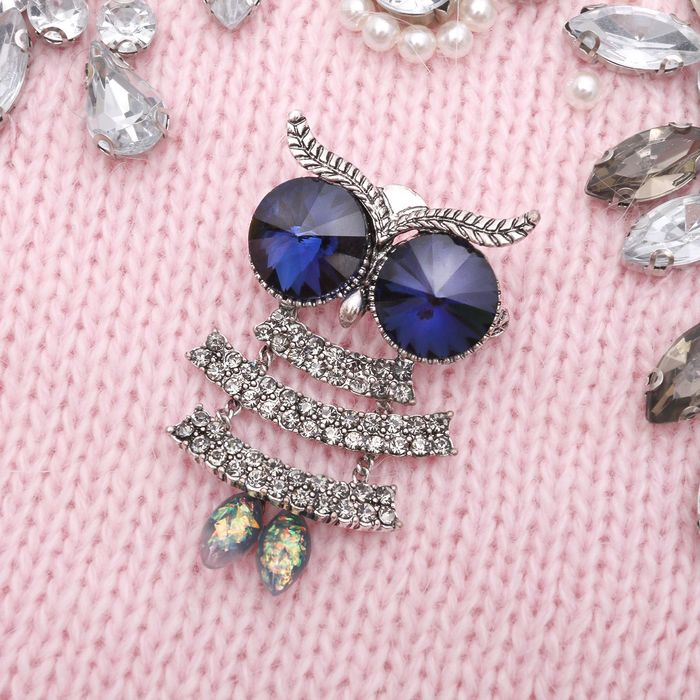 Брошь "Сова подвижная", цвет бело-синий в серебре