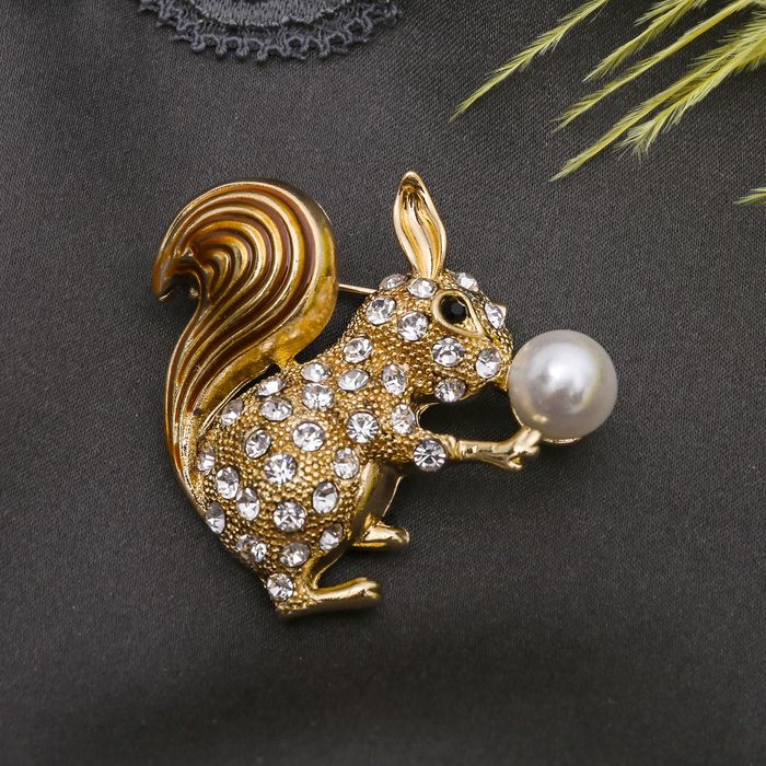 Брошь "Белочка" с бусиной, цвет белый в золоте