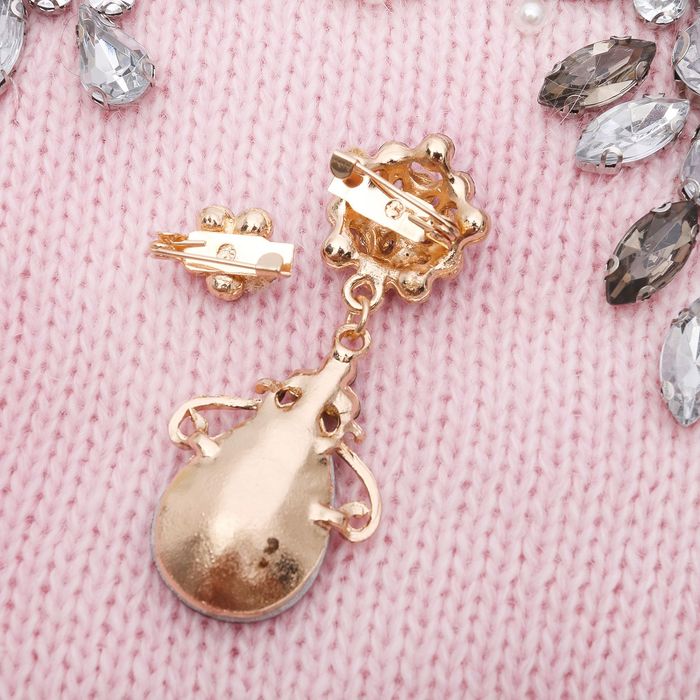 Брошь "Капля" с цветочком, цвет фиолетовый в золоте