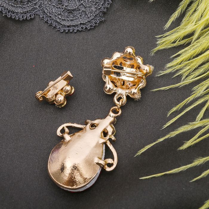 Брошь "Капля" с цветочком, цвет красный в золоте