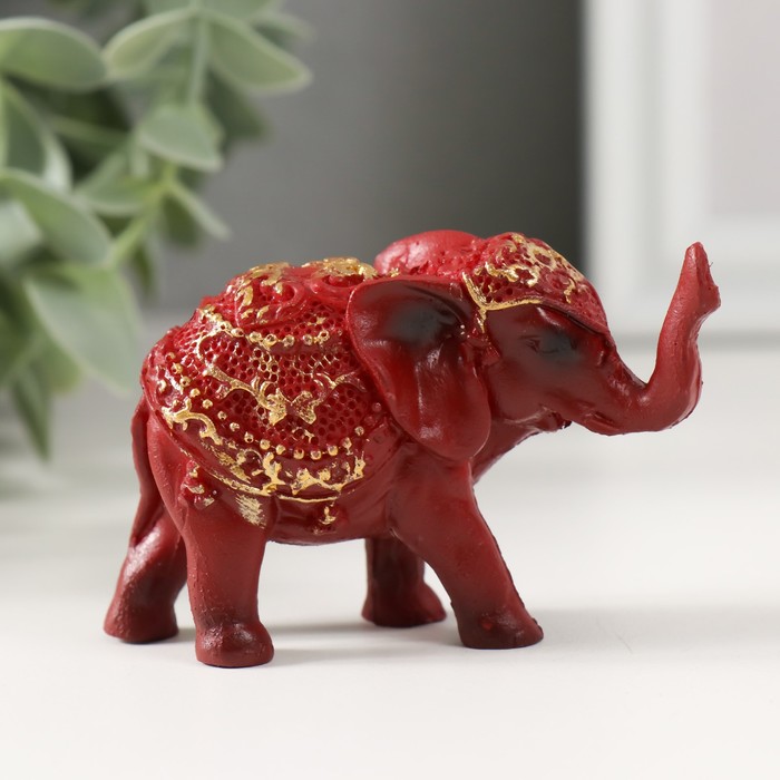 Сувенир полистоун Слонёнок в золотой попоне с красным камнем 7,5x3x5 см