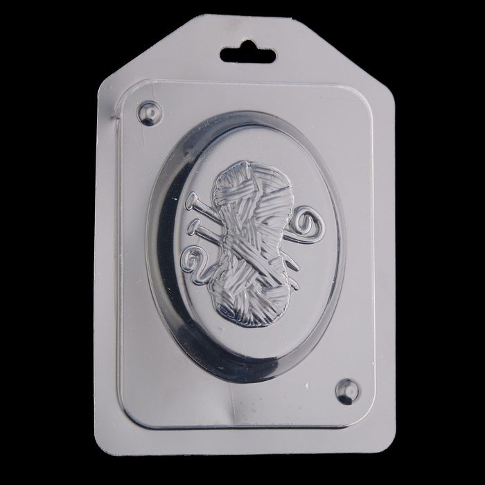 Пластиковая форма для мыла "Клубок и спицы" 9х7 см