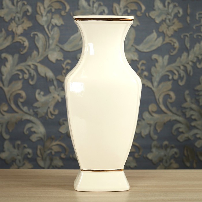 Ваза "Ника" белая, лепка