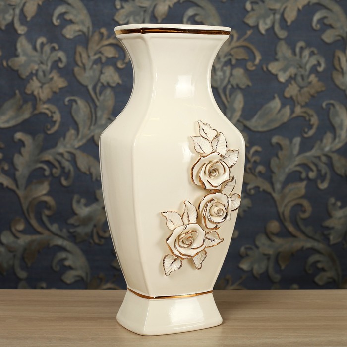 Ваза "Ника" белая, лепка