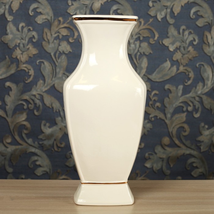 Ваза "Ника" белая, лепка