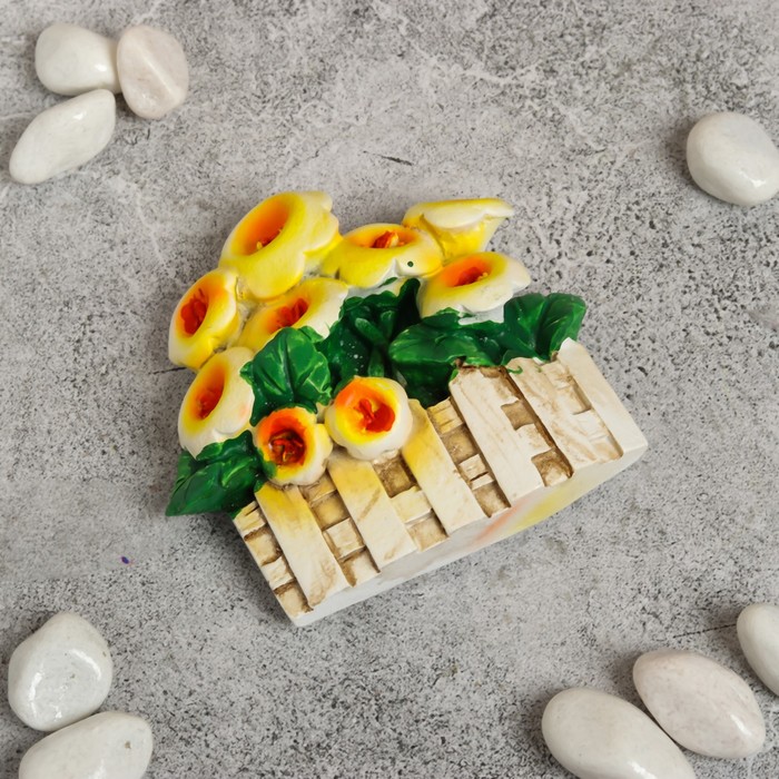 Магнит полистоун "Садовые цветы в ящике" 6,7х7,3 см