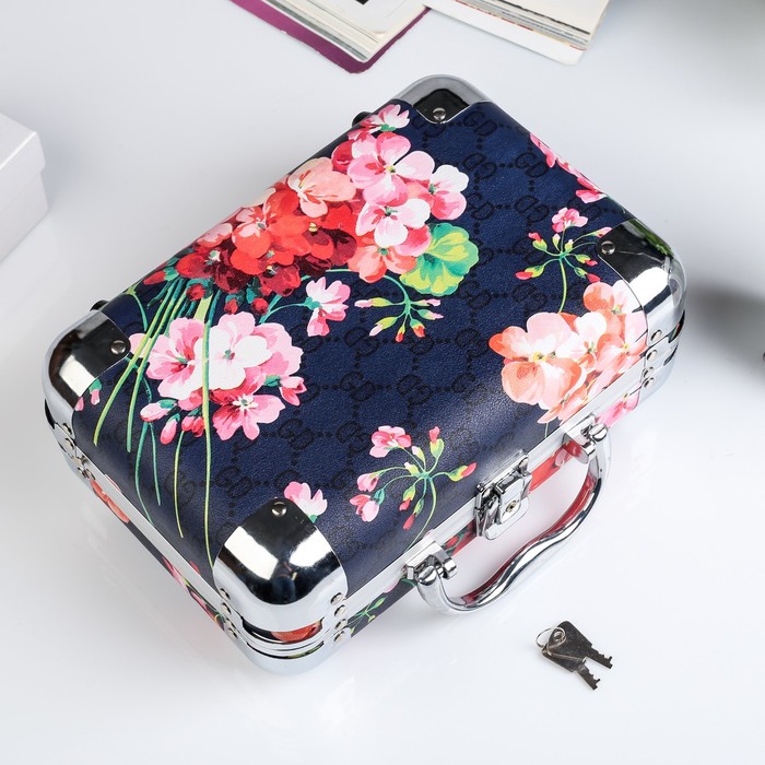 Шкатулка чемодан "Яблоневый цвет на синем" 18х24х10 см