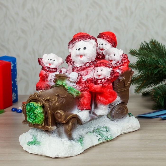 Статуэтка "Медведи на машине", микс