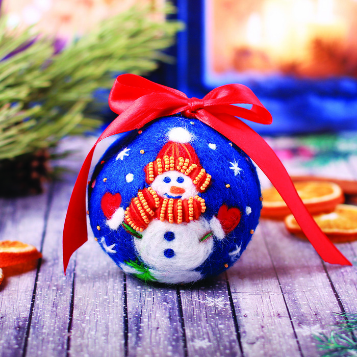 Новогодний шар из шерсти "Снеговик"