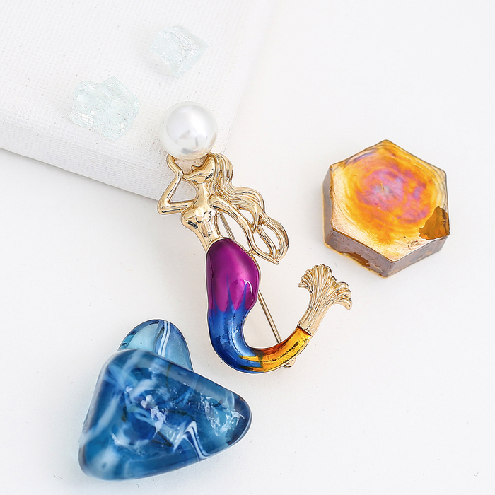 Брошь "Русалка с жемчужиной", разноцветная в золоте