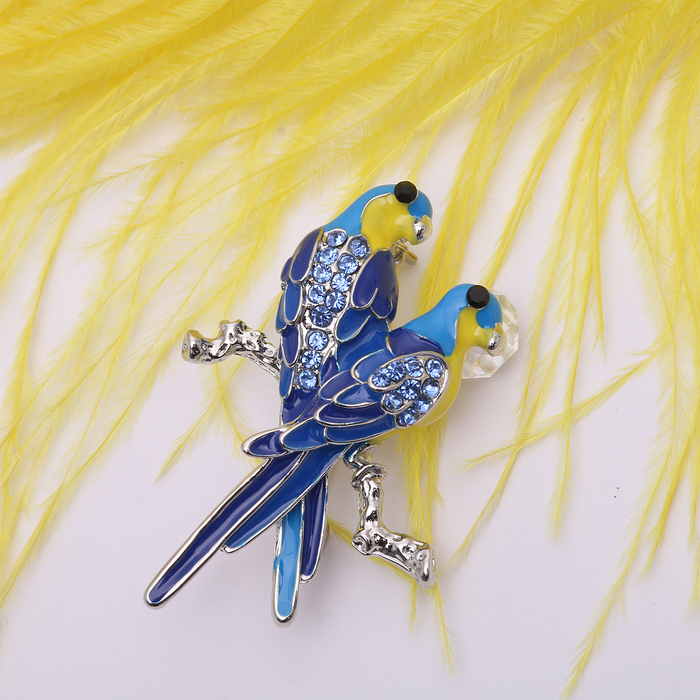 Брошь "Попугаи неразлучники", цвет сине-желтый в серебре