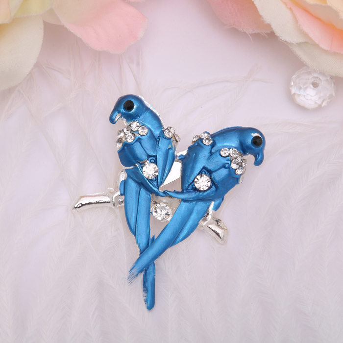 Брошь "Попугайчики Рио", цвет синий в серебре