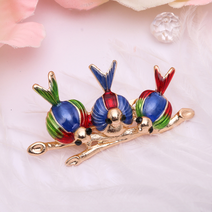 Брошь "Соловьи" на ветке, разноцветная в золоте