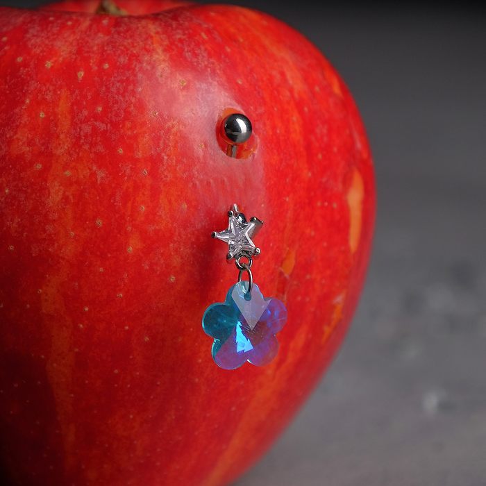 Пирсинг в пупок "Банан" василек с цирконом, цвет бело-голубой в серебре