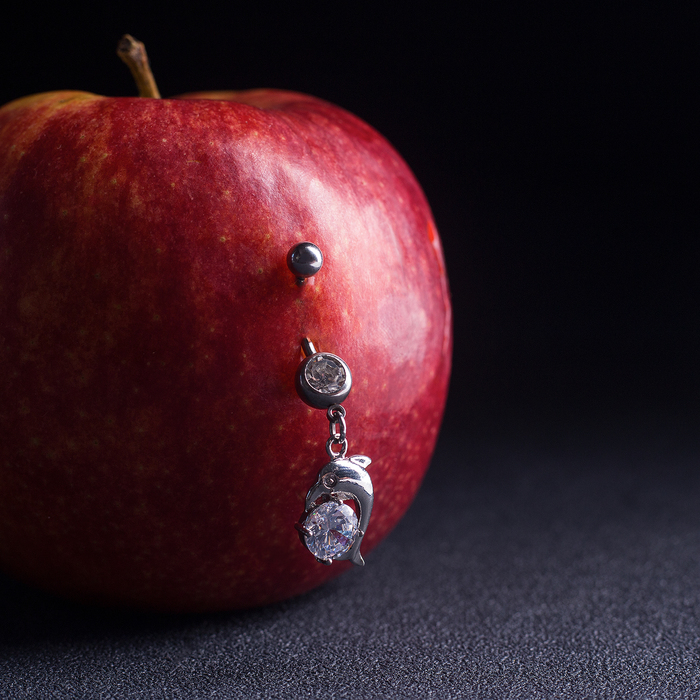 Пирсинг в пупок "Банан" дельфин с цирконом, цвет белый в серебре