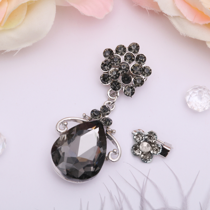 Брошь "Капля" с цветочком, цвет серый в серебре
