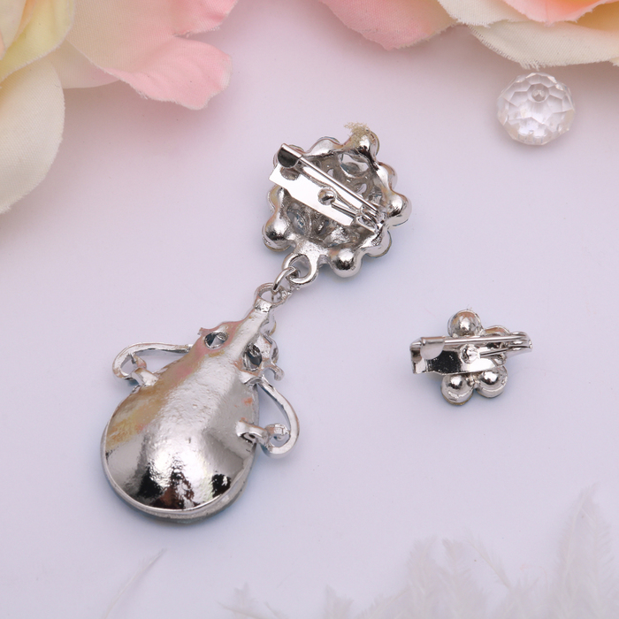 Брошь "Капля" с цветочком, цвет серый в серебре