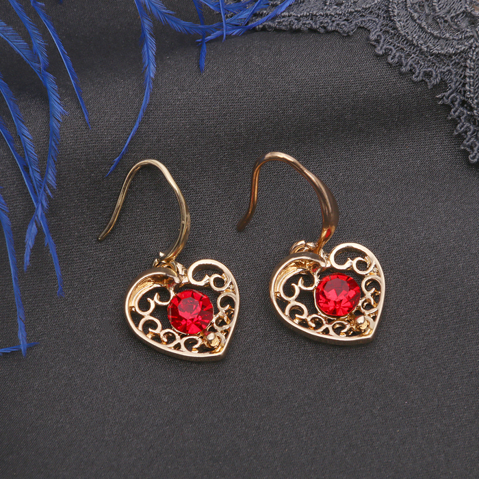 Серьги со стразами "Сердце" ажурное, цвет красный в золоте