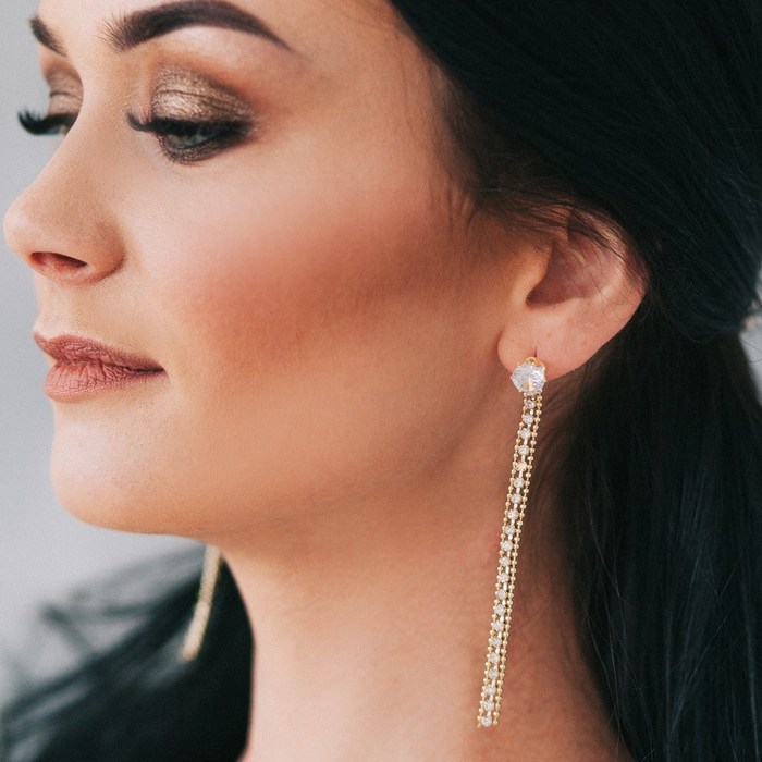 Серьги висячие со стразами "Дорожка", цвет белый в золоте