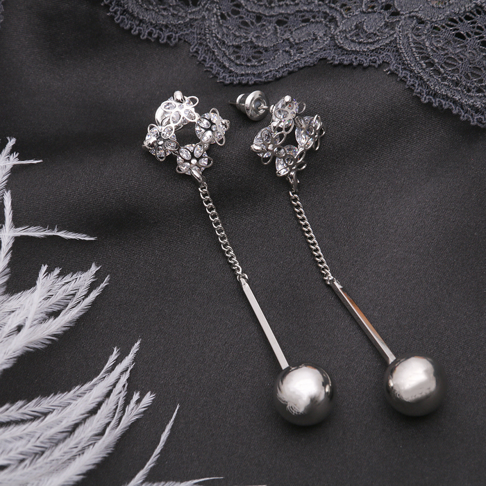 Серьги висячие со стразами "Бусина" на цепочке, ажур, цвет белый в серебре