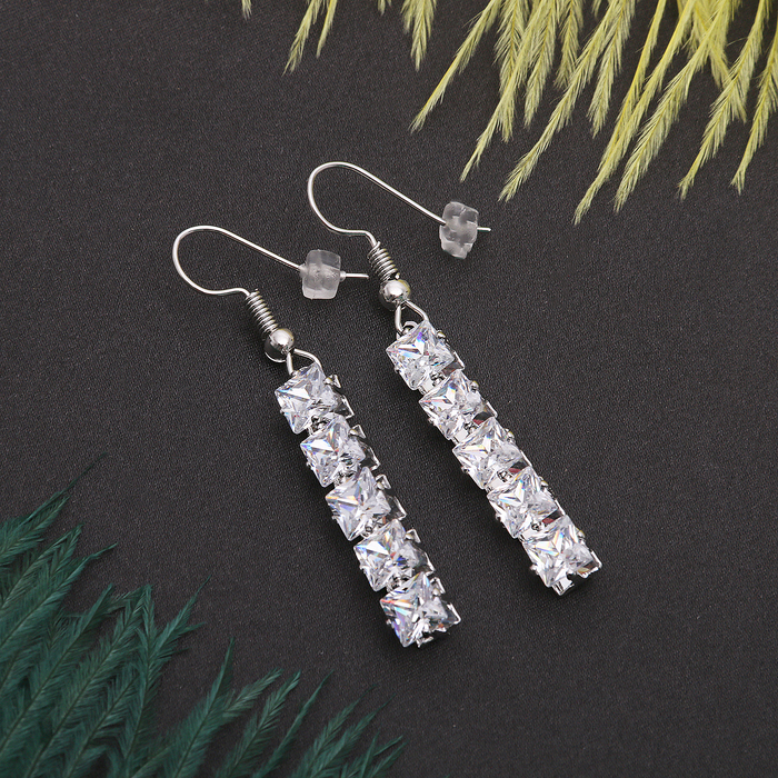 Серьги со стразами "Дорожка" малая, цвет белый в серебре