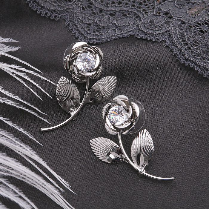 Серьги со стразами "Цветок" на стебле, цвет белый в серебре