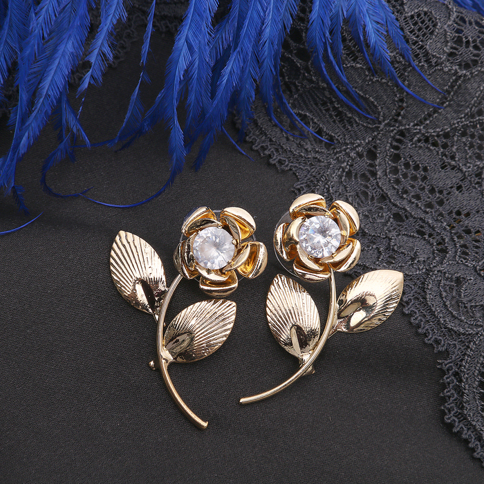 Серьги со стразами "Цветок" на стебле, цвет белый в золоте