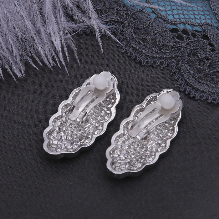 Клипсы "Эллипс" волнистый, классика, цвет бело-радужный в серебре