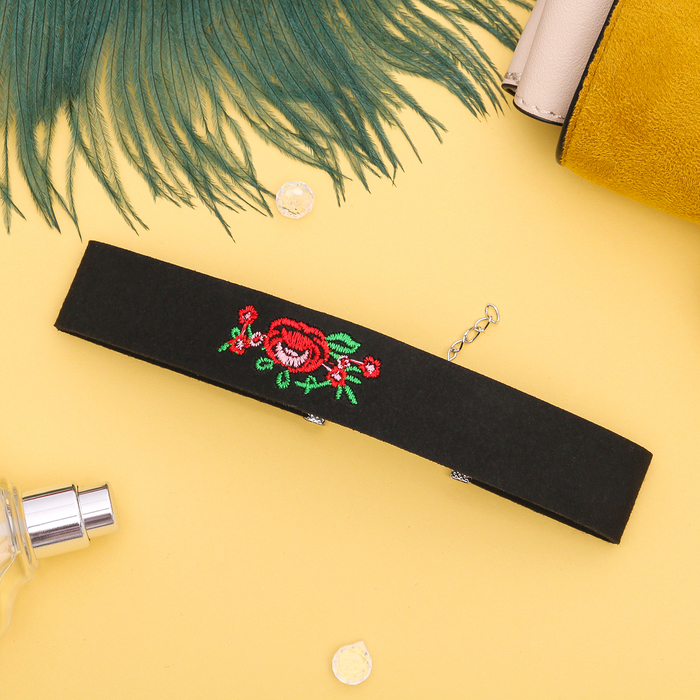 Чокер "Роуз" вышивка, цветы розы, цвет красно-зелёный в чёрном