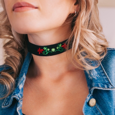 Чокер "Роуз" вышивка, цветы симметрия, цвет красно-зелёный в чёрном