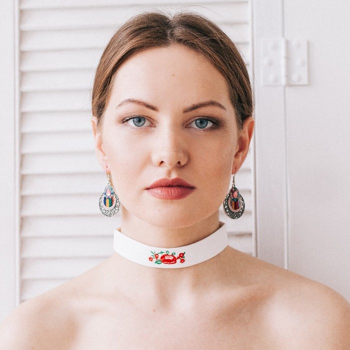 Чокер "Роуз" вышивка, цветы розы, цвет красно-зелёный в белом