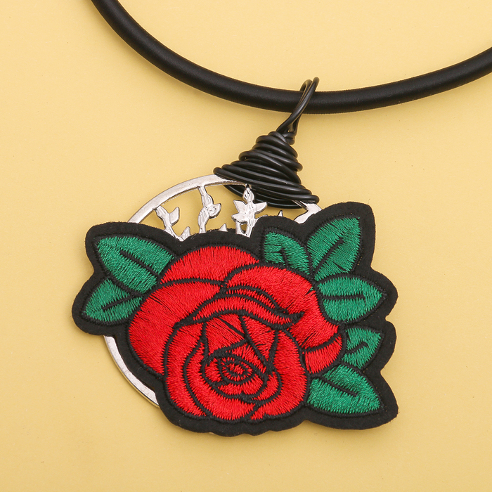 Кулон на шнурке "Роуз" в круге, цвет красно-зелёный в серебре