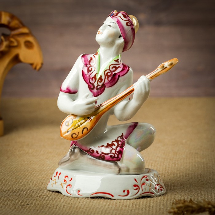 Сувенир "Домбрист на подставке" фарфор, ручная работа