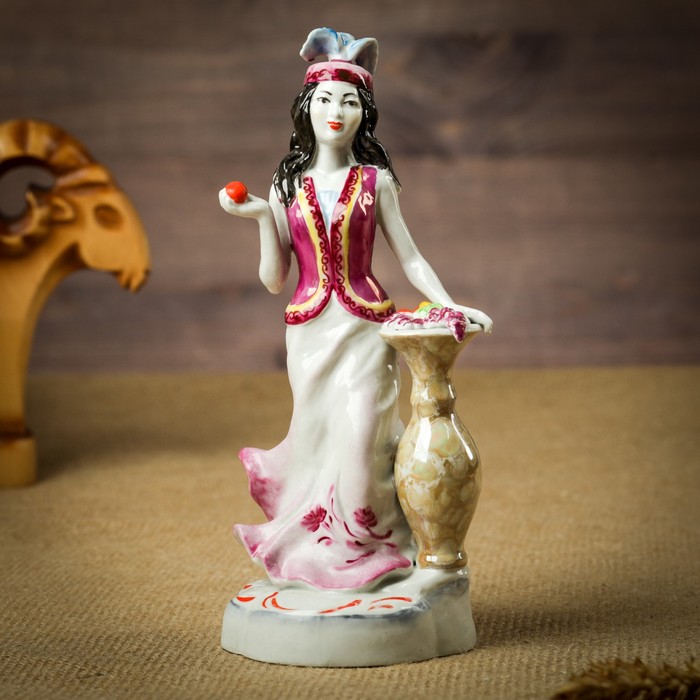 Сувенир "Девушка с вазой" фарфор, ручная работа
