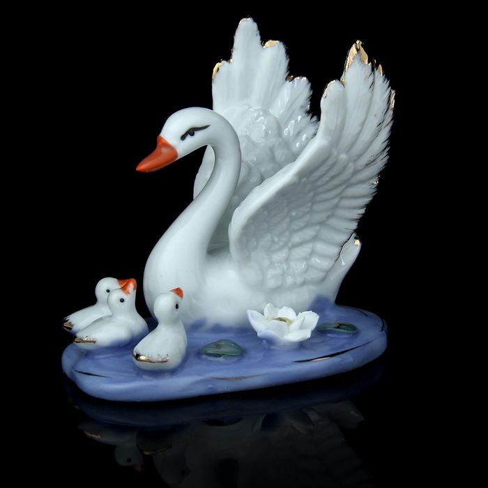 Сувенир "Лебедь с детками", под фарфор