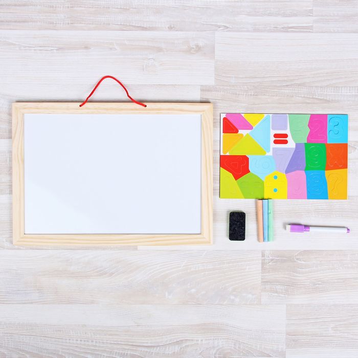 Доска магнитная двусторонняя , 35 × 24,5 см, в наборе магниты, маркер, мел, губка