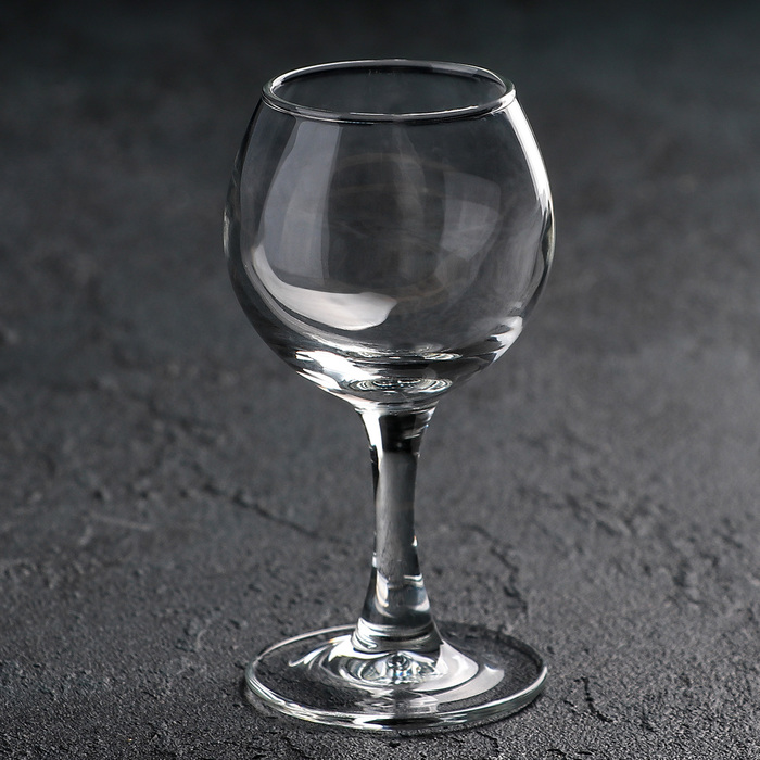 рюмка пустая на столе. логические стаканчики. тарелки и стакан на столе. тащи стаканы. тащи стаканы.