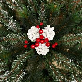 Рождественская снежинка "Мечта" с шишками и ягодами заснеженная 60 см., 111 веток от Сима-ленд