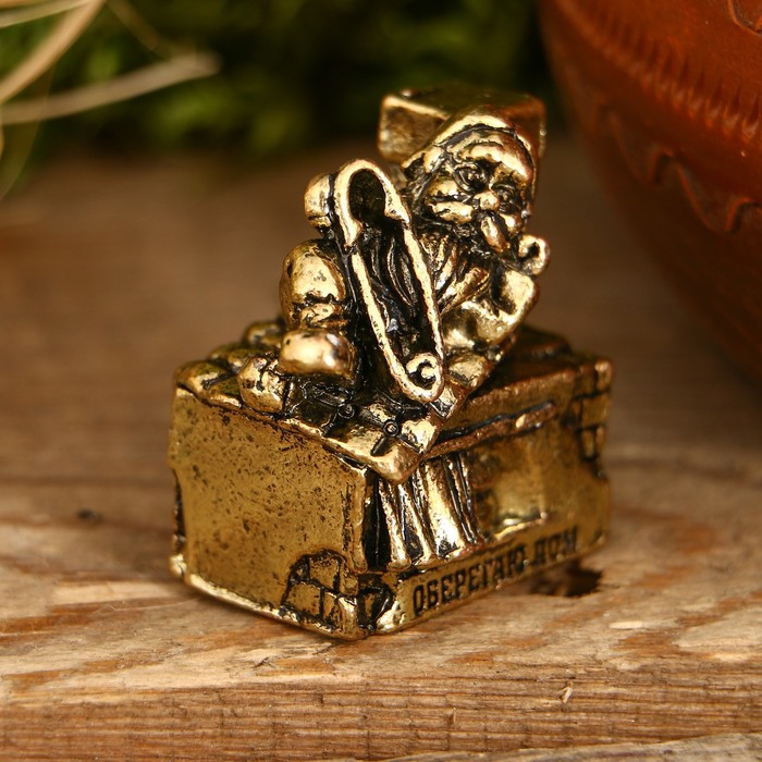 Фигурка миниатюра домовой "Оберегаю дом" на печке, 3,5 х 3 см