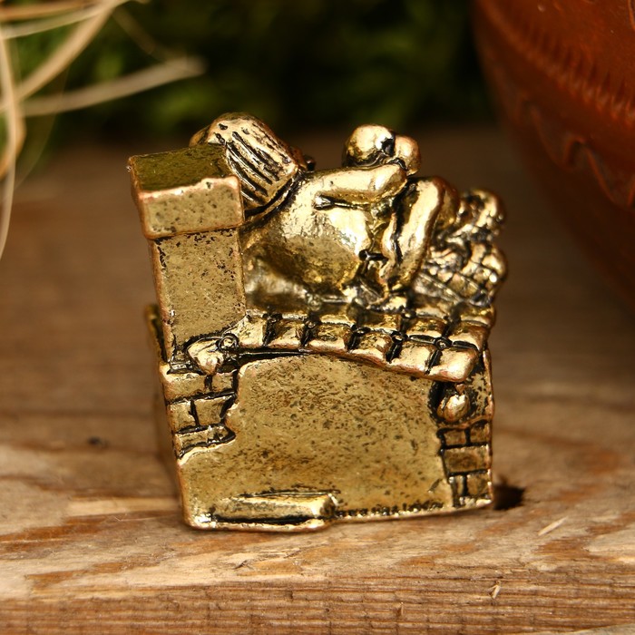 Фигурка миниатюра домовой "Оберегаю дом" на печке, 3,5 х 3 см