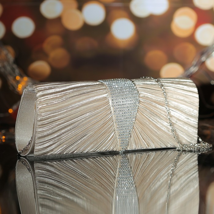 Клатч женский, отдел на магните, длинная цепь, цвет молочный