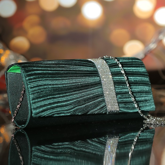 Клатч женский, отдел на магните, длинная цепь, цвет зелёный