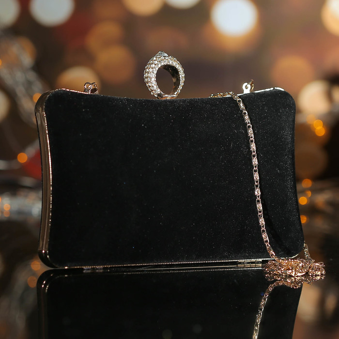 Клатч женский, отдел на фермуаре, длинная цепь, цвет чёрный