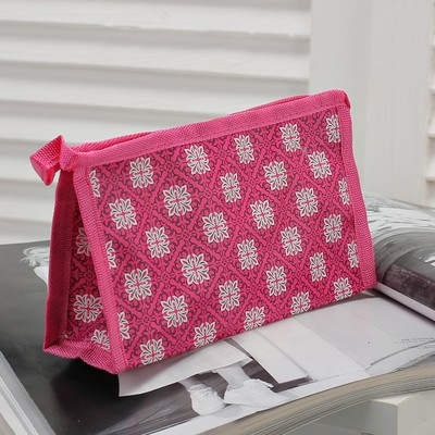 Косметичка треугольная, отдел на молнии, цвет малиновый