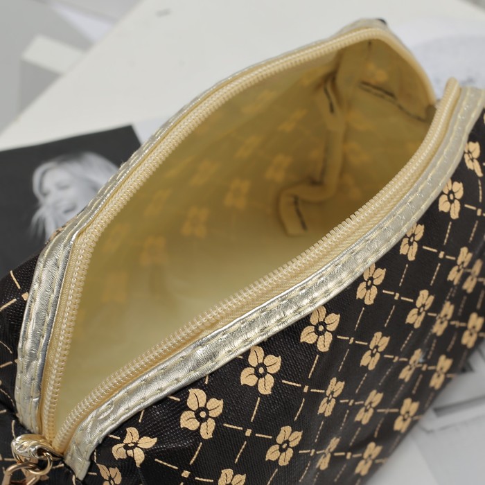 Косметичка дорожная «Грация», отдел на молнии, с ручкой, цвет кофе