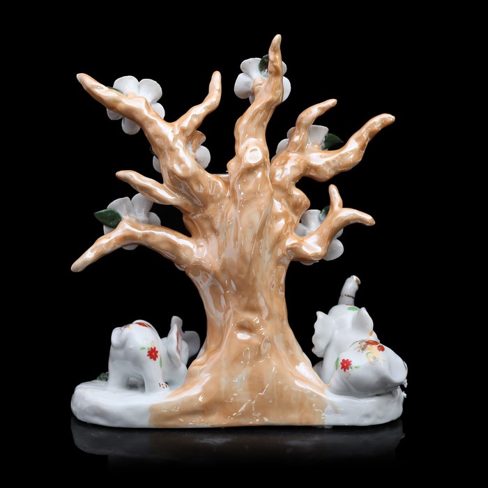 сувенир нэцкэ под фарфор 3слоника у сакуры с монетами h=25 F9