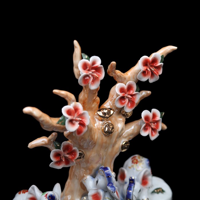 сувенир нэцкэ под фарфор 3слоника у сакуры с монетами h=25 F9